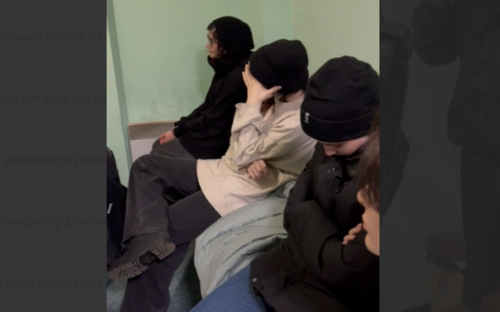 Девушки на КПП "Верхний Ларс" не захотели говорить с родными. Стоп-кадр видео, опубликованного в Telegram-канале Кризисной группы СК SOS, https://t.me/sksosorg/210