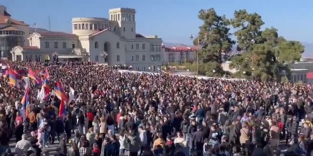 Митинг в Степанакерте 30 октября 2022 года. Стоп-кадр видео. Источник: https://t.me/bagramyan26/41972