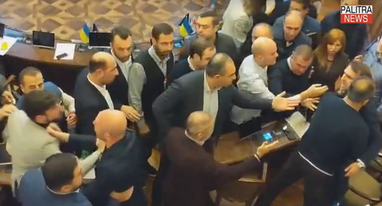 Потасовка депутатов в горсовете Тбилиси. Стоп-кадр видео PalitraNews от 04.11.22.
