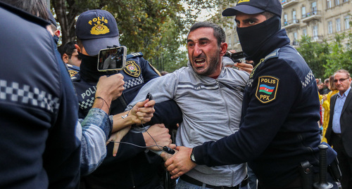 Сотрудники полиции задерживают активиста. Баку, октябрь 2022 года. Фото Азиза Каримова для "Кавказского узла"