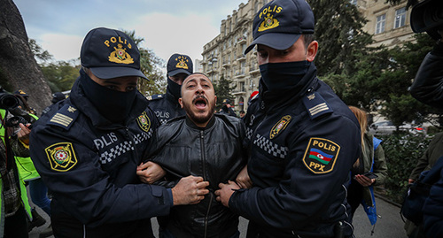 Задержание активиста во время акции. Баку, 11 ноября 2022 года. Фото Азиза Каримова для "Кавказского узла"
