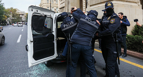 Сотрудники полиции сажают активиста в автозак. Баку, 11 ноября 2022 г. Фото Азиза Каримова для "Кавказского узла"