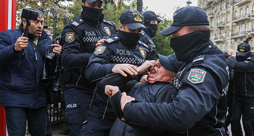 Жесткое задержание активиста сотрудниками полиции. Баку, 11 ноября 2022 г. Фото Азиза Каримова для "Кавказского узла"