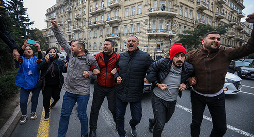 Активисты держатся за руки. Баку, 11 ноября 2022 г. Фото Азиза Каримова для "Кавказского узла"