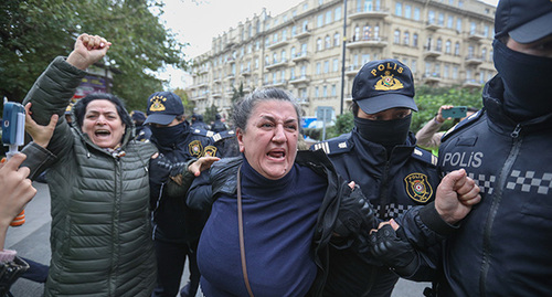 Сотрудники полиции задерживают женщин во время акции протеста. Баку, 11 ноября 2022 г. Фото Азиза Каримова для "Кавказского узла"