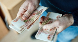 Человек считает деньги, фото: Елена Синеок, "Юга.ру"