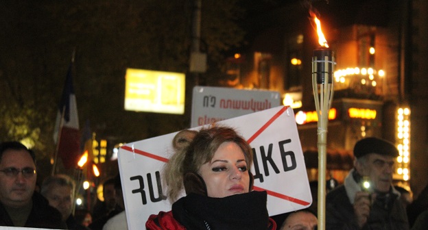 Противница ОДКБ с факелом. Фото Тиграна Петросяна для "Кавказского узла".
