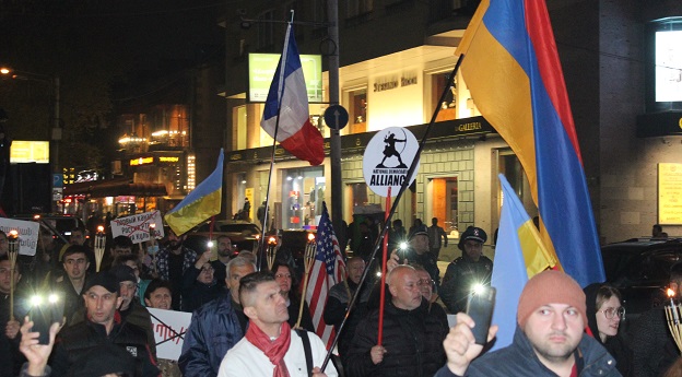 Участники акции несли флаги Армении, Франции, США и Украины. Фото Тиграна Петросяна для "Кавказского узла".