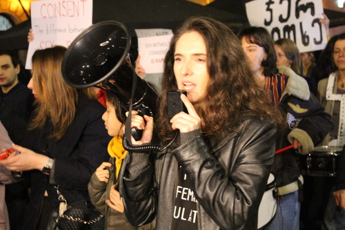 Участница акции протеста с требованием ужесточить уголовное наказание за изнасилование. Фото Инны Кукуджановой для "Кавказского узла".