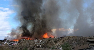 Пожар на мусорном полигоне, фото: Елена Синеок, "Юга.ру"