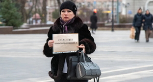 Жительница аварийного дома в пикете, фото: Евгений Вдовин, https://161.ru/text/gorod/2022/11/28/71852186/