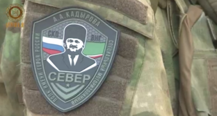 Нашивка полка "Север". Стоп-кадр видео, опубликованного в ТГ-канале Рамзана Кадырова 07.09.22, https://t.me/RKadyrov_95/2800