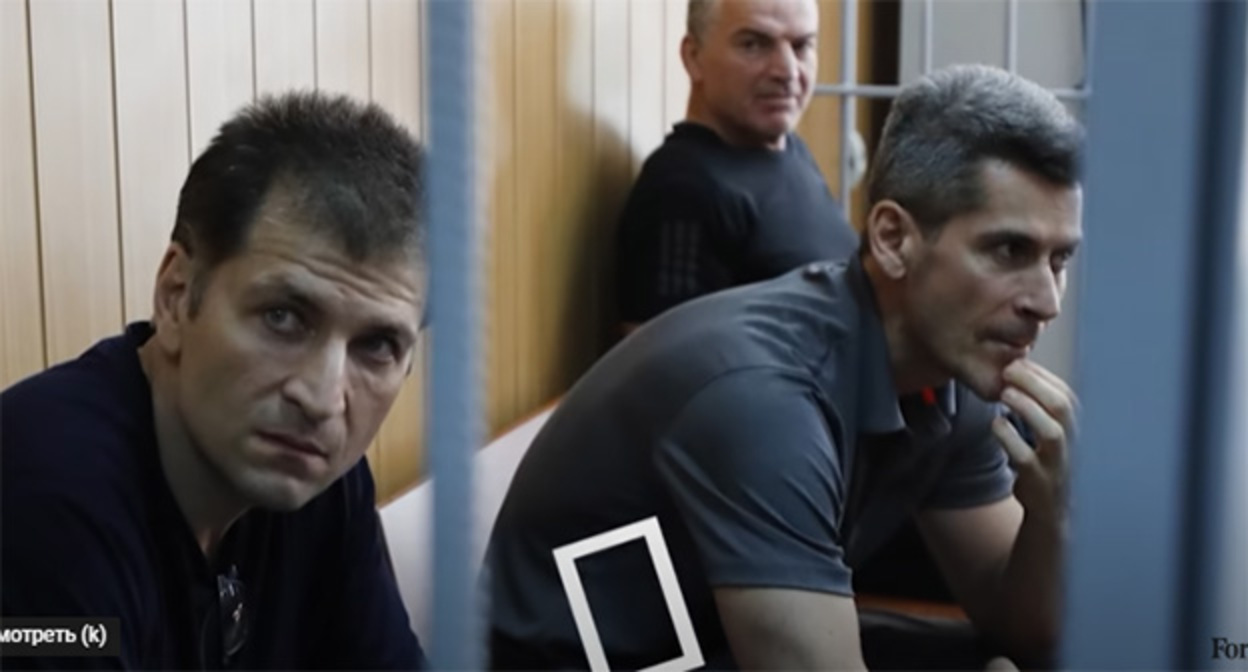 Магомед (слева) и Зиявудин Магомедовы. в зале суда. Скриншот видео https://www.youtube.com/watch?v=-dQLBkQDLOI
