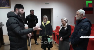 Главный специалист Центра исламской медицины Адам Эльжуркаев ведет беседу с задержанными за колдовство жительницами Чечни. Стоп-кадр из видео на странице https://www.instagram.com/p/ClrXzt3jZ2F/?hl=ru