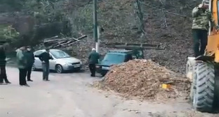 Жители cелa Джугдиль самостоятельно делают ремонт дороги. Стоп-кадр из видео на странице https://vk.com/wall-74219800_1682948