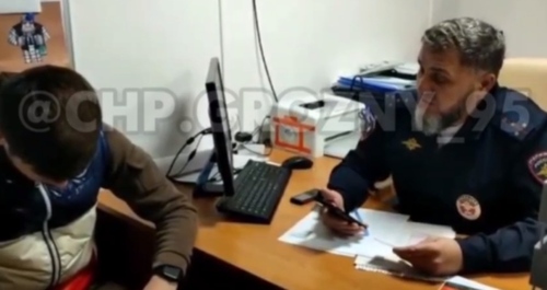 Офицер полиции отчитывает задержанного. Кадр видео, опубликованого в телеграм-канале "ЧПГрозный95" https://t.me/chpgrozny95/2334