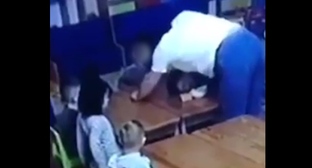 Кадр видеозаписи избиения ребенка, опубликованной МВД по Северной Осетии https://t.me/s/mvd_rso_a/12367