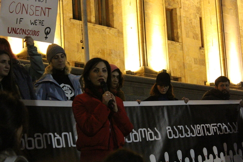 Тамта Джишкариани во время акции. Фото Инны Кукуджановой для "Кавказского узла"