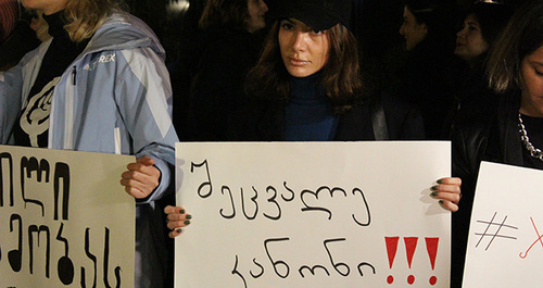 Надпись на плакате "Именем закона". Фото Инны Кукуджановой для "Кавказского узла"