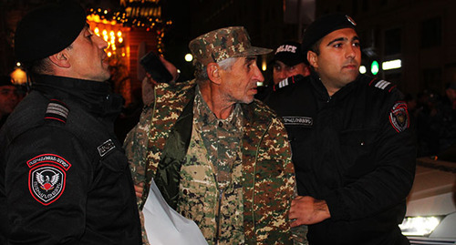 Сотрудники полиции задерживают активиста. Ереван, 6 декабря 2022 г. Фото Тиграна Петросяна для "Кавказского узла"