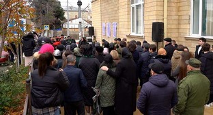 В школе Хасавюрта № 3 открыта мемориальная доска Исрапилу Ибрагимову. Фото: http://derbent.ru/press-tsentr/novosti/295973/