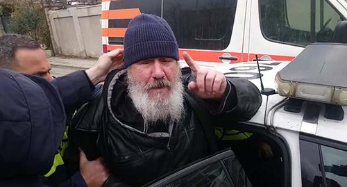 Полицейские задержали мужчину, который оскорблял участников акции в поддержку Саакашвили у здания суда в Тбилиси. 9 декабря 2022 г. Фото Беслана Кмузова для "Кавказского узла"