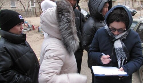 Жильцы ставят подписи под обращением к депутату. Фото Вячеслава Ященко для "Кавказского узла".