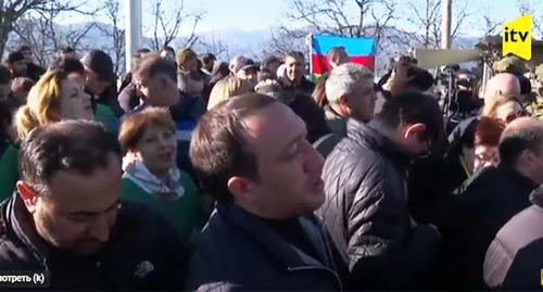 Акция протеста азербайджанских активистов, перекрывших трассу Степанакерт - Горис. 12 декабря 2022 г. Скриншот видео https://www.youtube.com/watch?v=tRaCbCxr0KM&t=7407s
