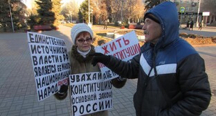 Пикет в защиту Конституции вызвал эмоциональную реакцию прохожих в Волгограде
