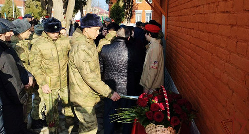 Открытие в Дагестане мемориальной доски в память по погибшему в СВО. Фото: https://rosguard.gov.ru