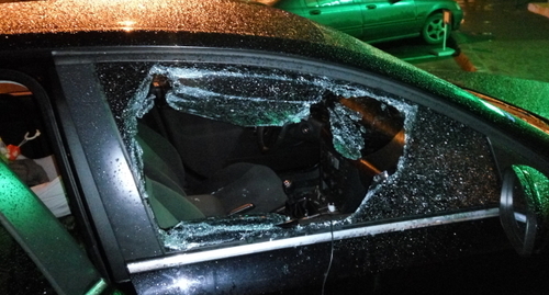 Автомобиль с разбитым окном. Фото: 
drive2.ru