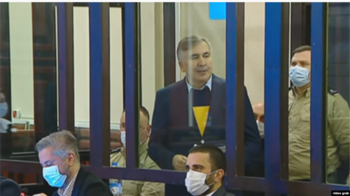 Михаил Саакашвили в зале суда. Скриншот видео youtube.com