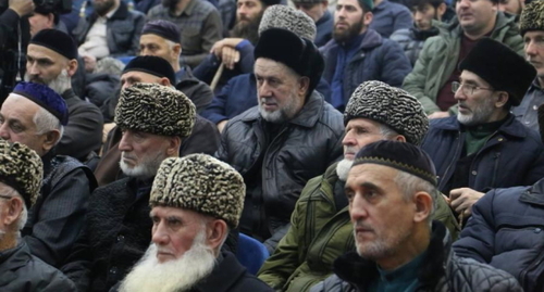 Участники встречи в Урус-Мартане, фото: https://grozny-inform.ru/news/society/146673/