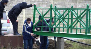 Жители Махачкалы за свой счет построили мост через канал Октябрьской революции