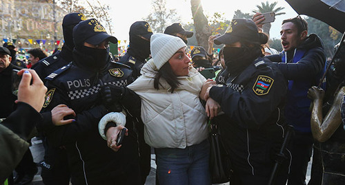 Полиция задерживает журналиста Тюркян Башир. Баку, 23 декабря 2022 г. Фото Азиза Каримова для "Кавказского узла"