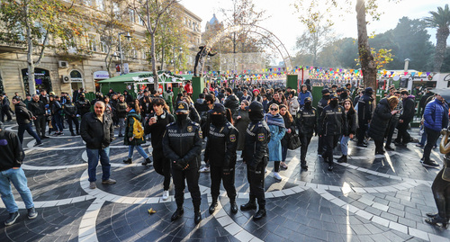 Сотрудники полиции на площади Фонтанов. Баку, 23 декабря 2022 г. Фото Азиза Каримова для "Кавказского узла"