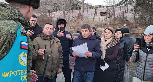 Группа активистов из Степанакерта общаются с миротворцами. 23 декабря 2022 г. Фото Алвард Григорян для "Кавказского узла"