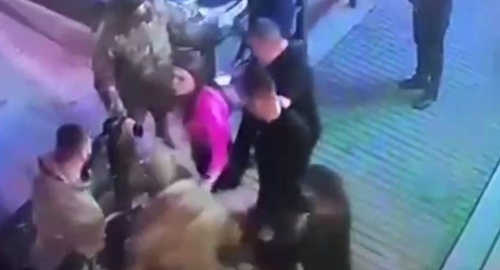 Избиение посетителя ресторана. Кадр видео, опубликованного в телеграм-канале "Грамоты Ярослава" https://t.me/gramotyyaroslava/15755