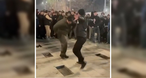 Молодежь танцует лезгинку на площади в Дербенте. Стопкадр из видео на странице https://vk.com/wall-74219800_1723465