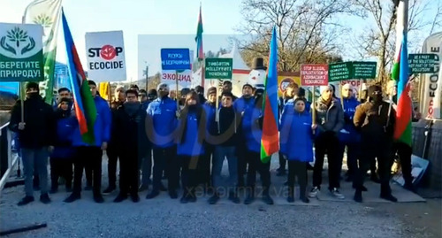 Акция протеста в Лачинском коридоре. Стоп-кадр из видео на странице https://apa.az/ru/sotsium/protesty-na-doroge-xankendi-lacin-prodolzayutsya-22-i-den-foto-video-505681