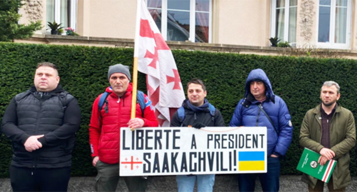 Участники акции в поддержку Михаила Саакашвили. Франция, 4 января 2022 г. Фото: https://www.kavkazr.com