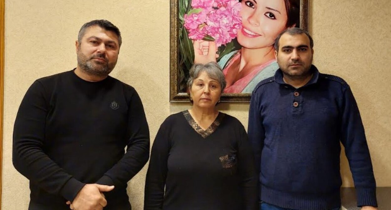 Активисты Партии народного фронта Азербайджана Сеймур Ахмедсой и Эльнур Гулиев присоединились к голодовке Тофига Ягублу и его супруги (она в центре на фото). Баку, 8 января 2023 года. Фото предоставлено "Кавказскому узлу" участниками голодовки.