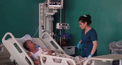 Врач и пациент в карабахской больнице. Стопкадр из видео https://www.youtube.com/watch?v=3Rm3F0IBATk