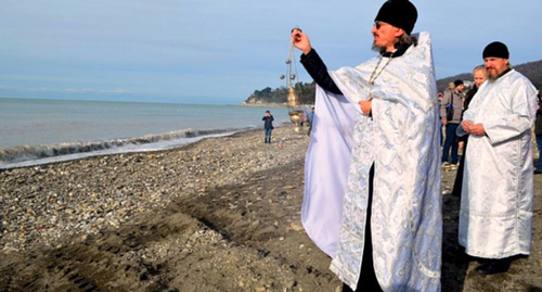 Священник на пляже в Сочи, фото: пресс-служба мэрии Сочи.