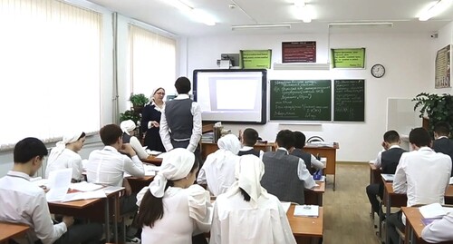 Ученики в  чеченской школе. Кадр видео 
"Чечня сегодня" https://www.youtube.com/watch?v=iRUX2WWMY3E