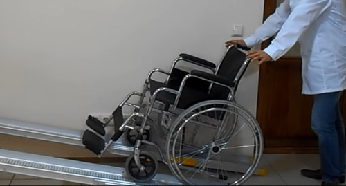 Пандус и инвалидная коляска. Стоп-кадр из видео https://www.youtube.com/watch?v=7gZyRxGef6U
