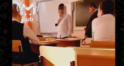Сотрудник школы в Усть-Лабинске отстранен от работы в связи с информацией об избиении двух учеников ремнем. Скриншот видео https://t.me/kub_mash/2902