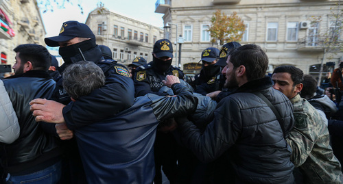 Сотрудники полиции задерживают активистов во время акции в Баку. Фото Азиза Каримова для "Кавказского узла"