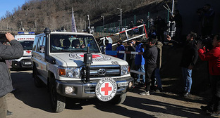 Автомобиль Красного Креста, сопровождающий скорую помощь с больным из НКР в Ереван. Фото: Turkman. https://ru.wikipedia.org/