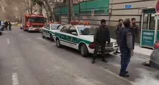 Полицейские машины возле посольства Азербайджана в Тегеране. Фото: Хабар 24 https://el.kz
